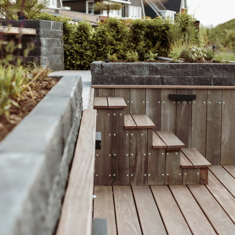 Tuin met buitenkeuken en vlonderterras aan het water