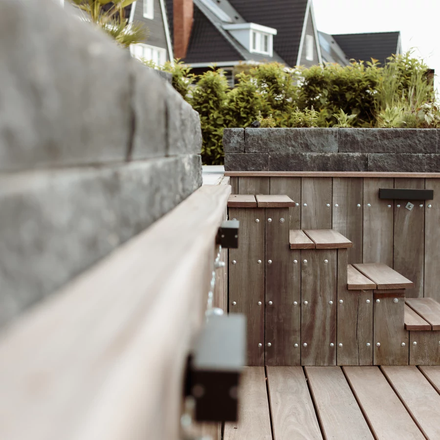 Tuin met buitenkeuken en vlonderterras aan het water