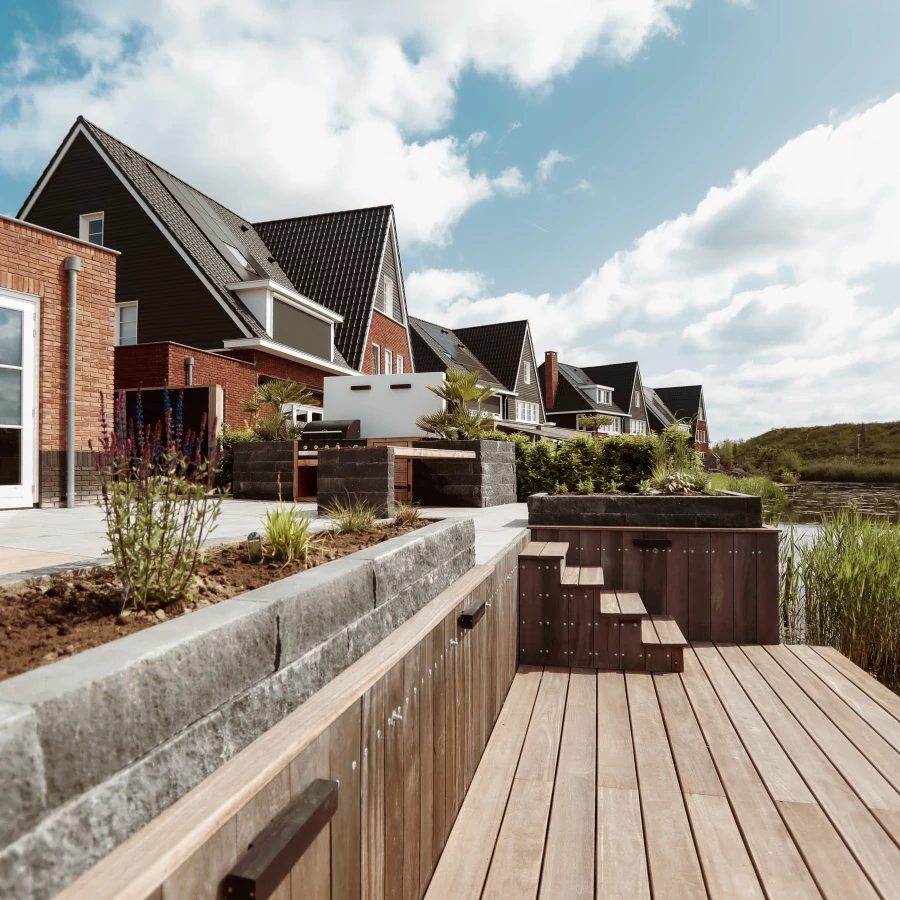 Tuin met buitenkeuken en vlonderterras aan het water