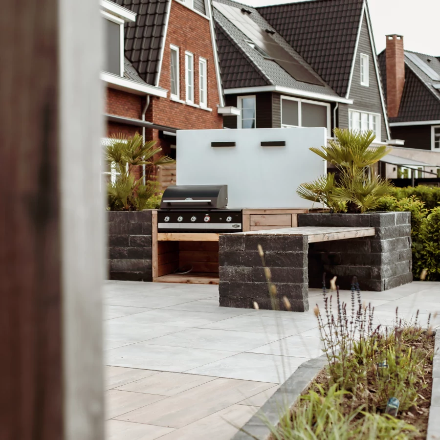 Tuin met buitenkeuken en vlonderterras aan het water