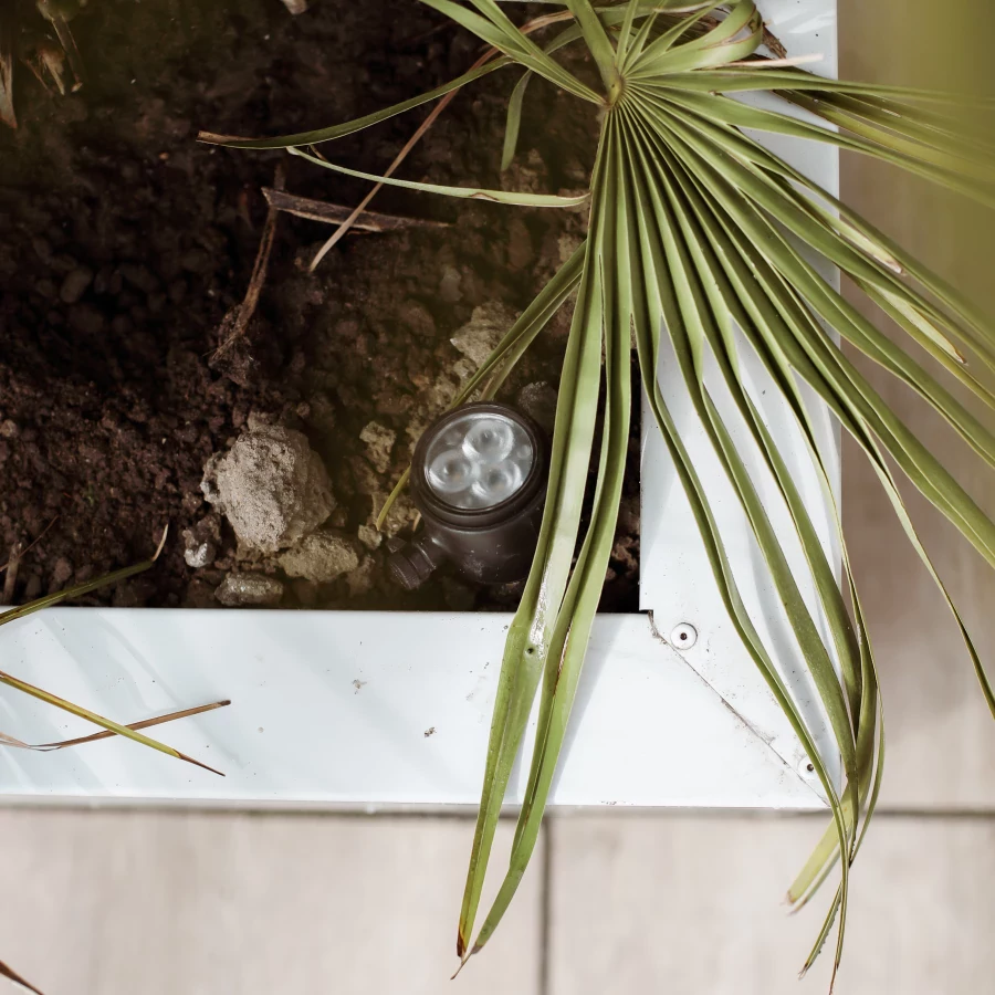 Tuin met buitenkeuken en vlonderterras aan het water