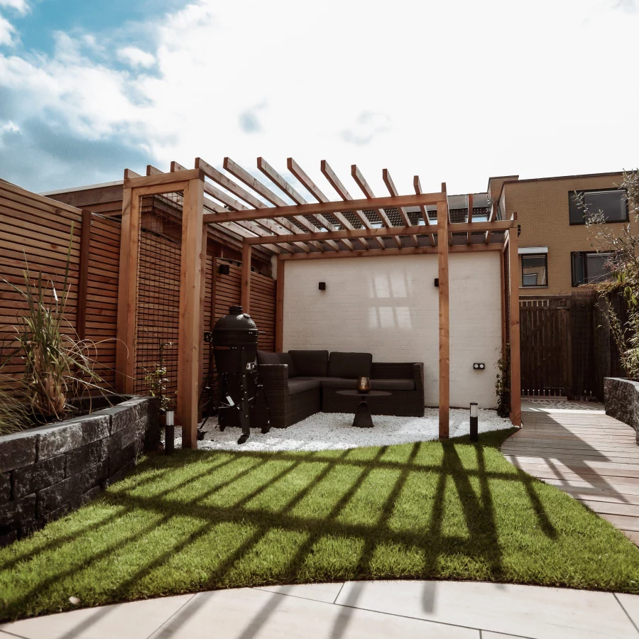 Strakke stadstuin met pergola voor natuurlijke beschutting