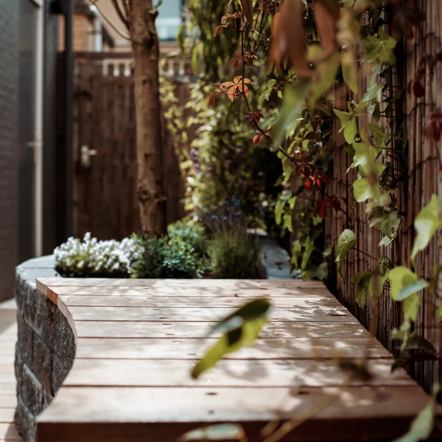 Strakke stadstuin met pergola voor natuurlijke beschutting