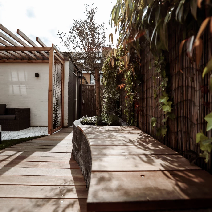 Strakke stadstuin met pergola voor natuurlijke beschutting