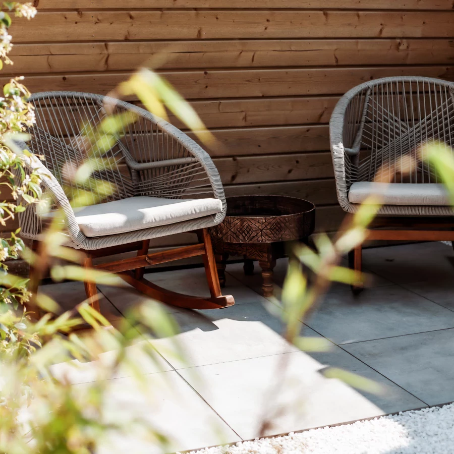 Kom tot rust in deze strakke achtertuin met rustieke pergola