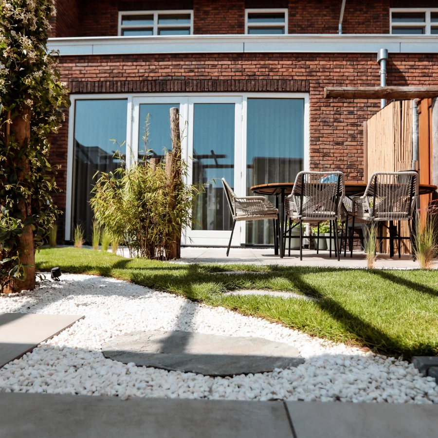 Kom tot rust in deze strakke achtertuin met rustieke pergola