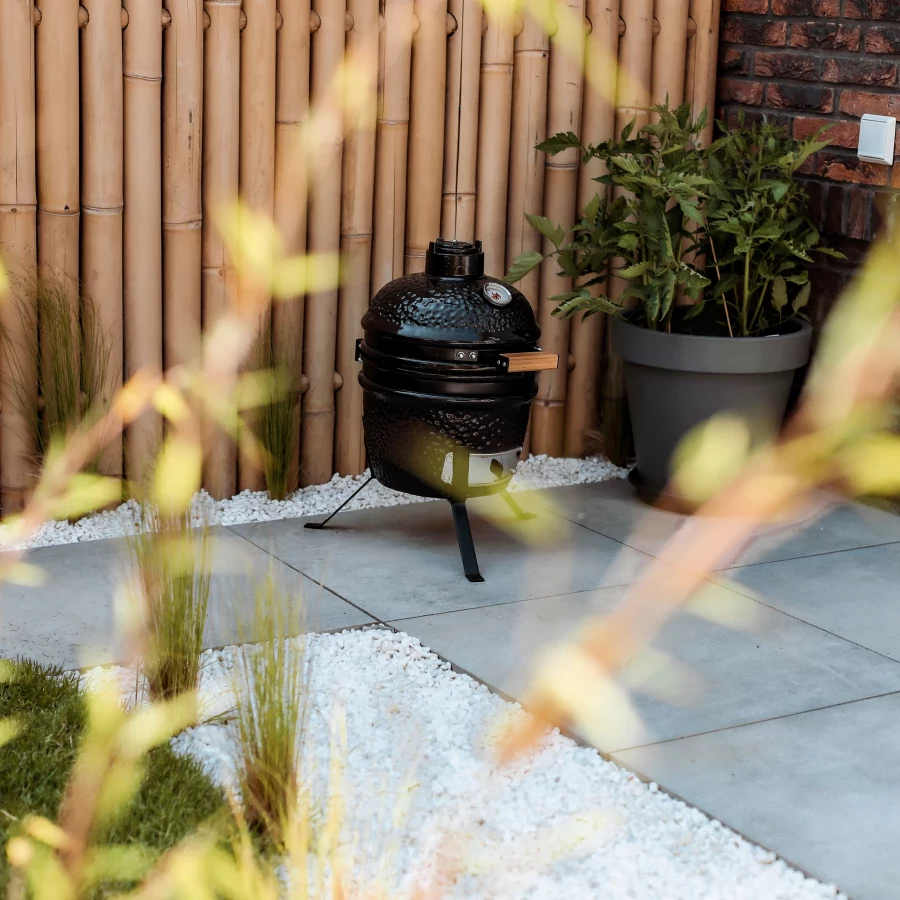 Kom tot rust in deze strakke achtertuin met rustieke pergola