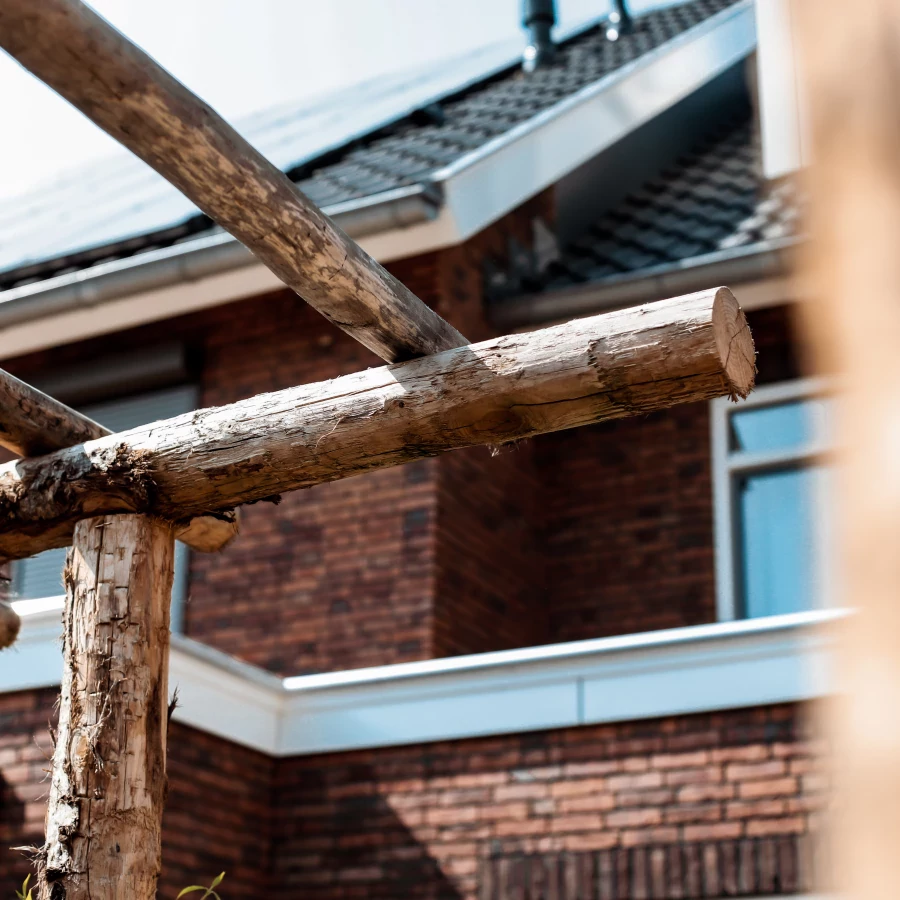 Kom tot rust in deze strakke achtertuin met rustieke pergola