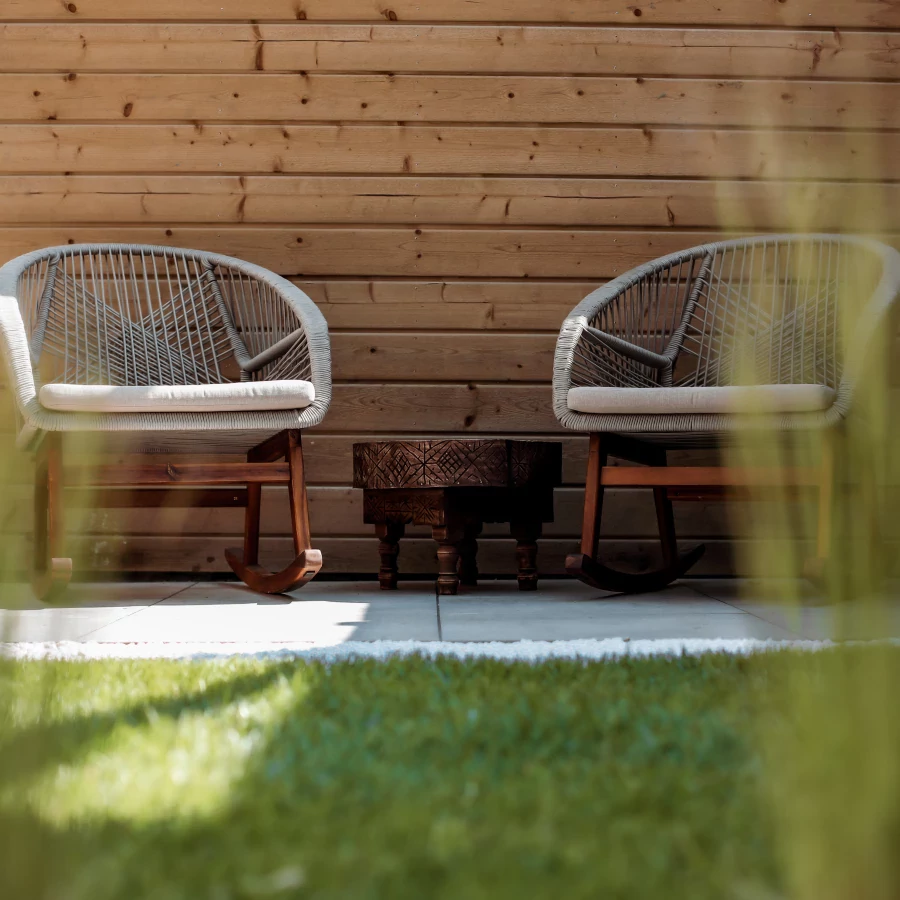 Kom tot rust in deze strakke achtertuin met rustieke pergola