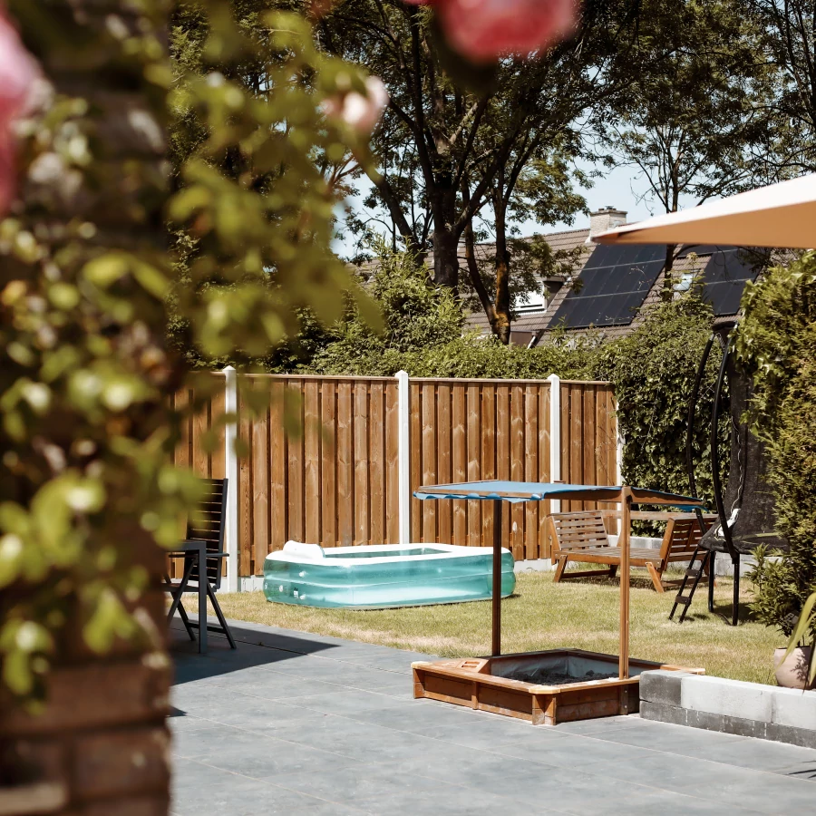 Kindvriendelijk ingerichte tuin met schommel, bokszak en trampoline