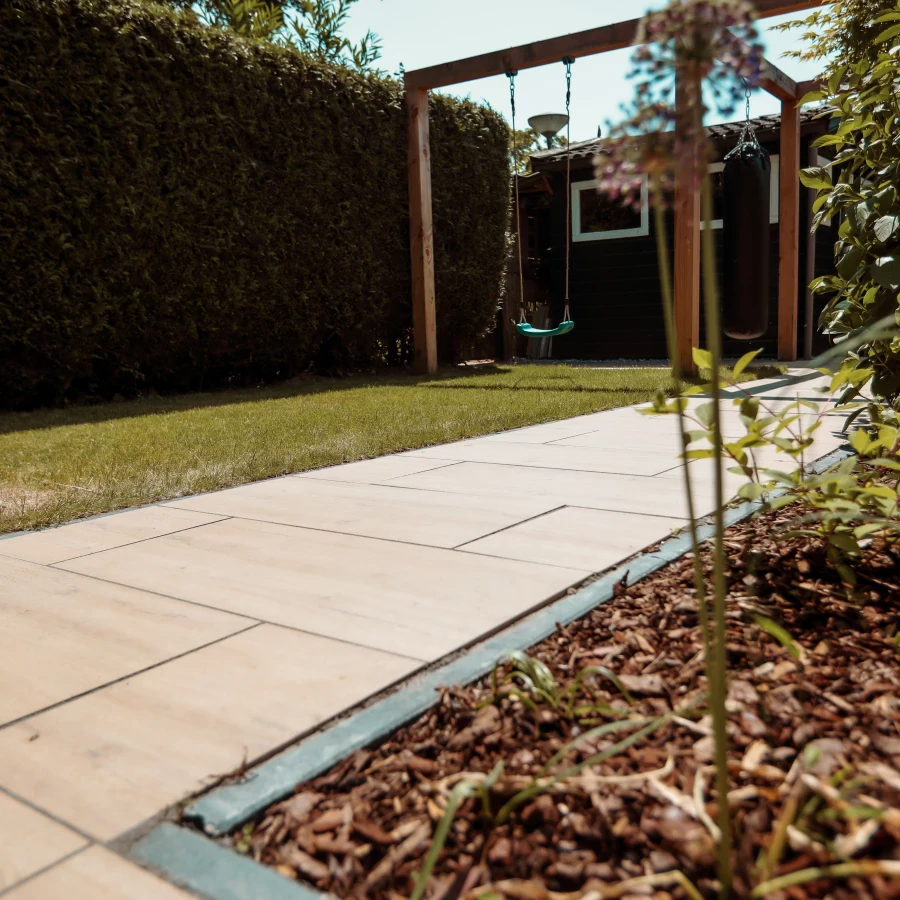 Kindvriendelijk ingerichte tuin met schommel, bokszak en trampoline