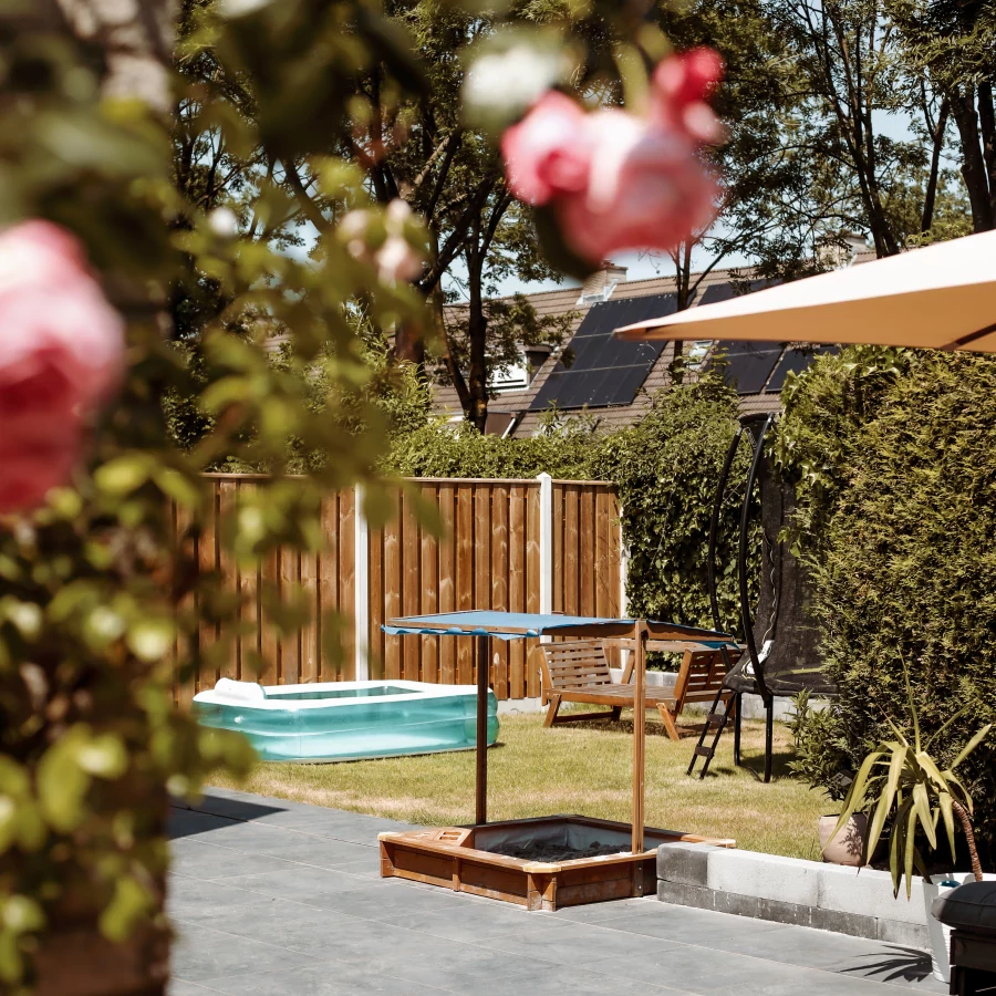 Kindvriendelijk ingerichte tuin met schommel, bokszak en trampoline