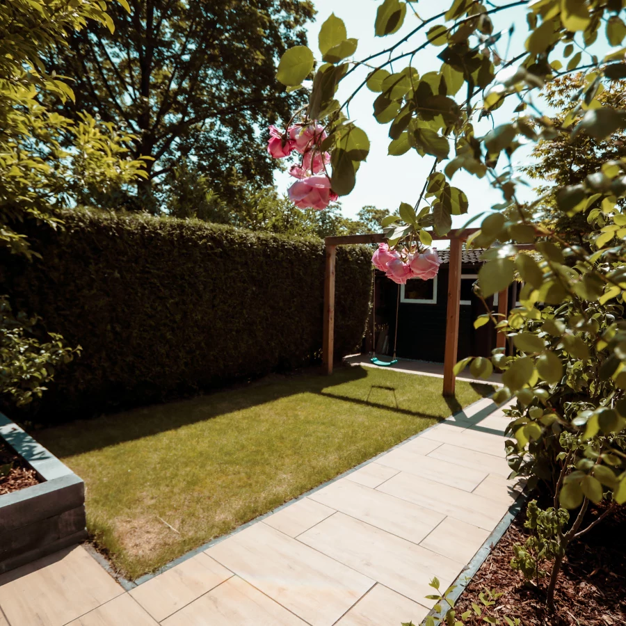 Kindvriendelijk ingerichte tuin met schommel, bokszak en trampoline