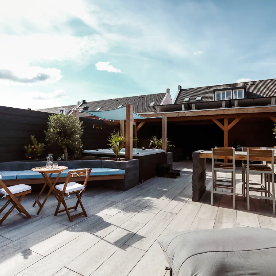 Tuin met jacuzzi, maatwerk bar- en buitenkeuken en overkapping