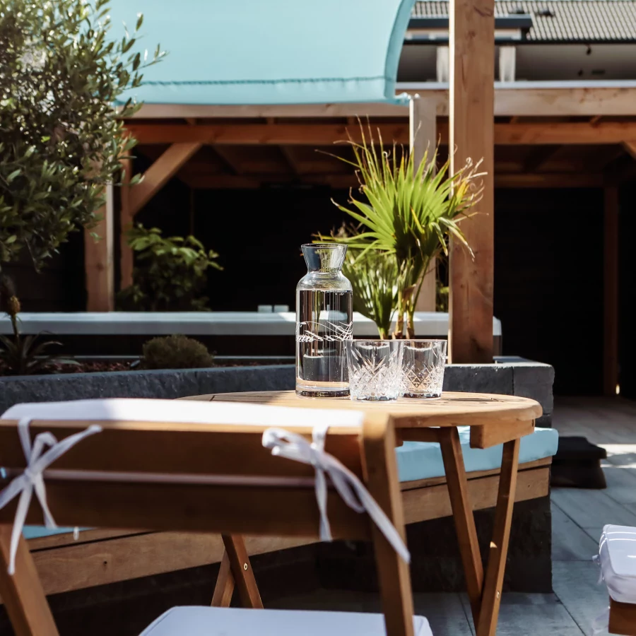 Tuin met jacuzzi, maatwerk bar- en buitenkeuken en overkapping