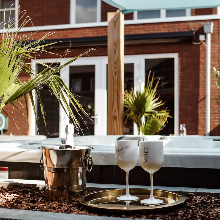 Tuin met jacuzzi, maatwerk bar- en buitenkeuken en overkapping