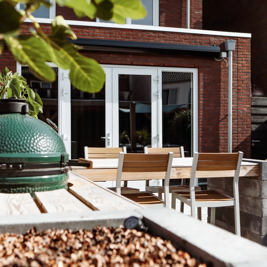 Tuin met jacuzzi, maatwerk bar- en buitenkeuken en overkapping