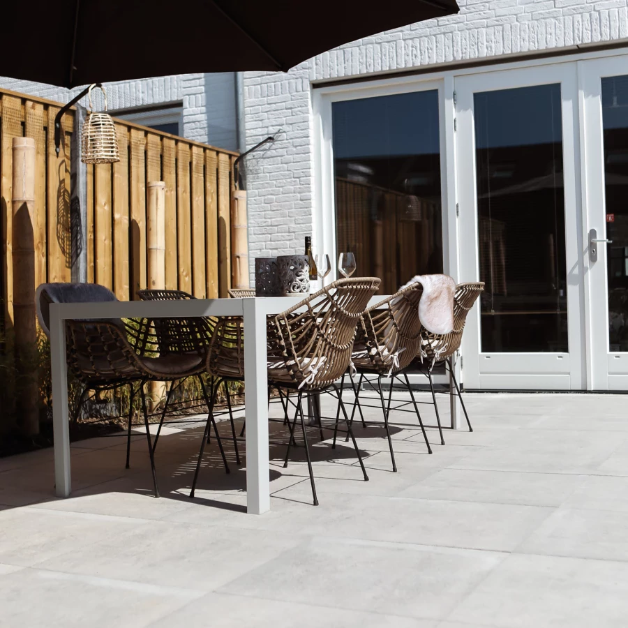 Vierkante tuin met overkapping en ingegraven trampoline