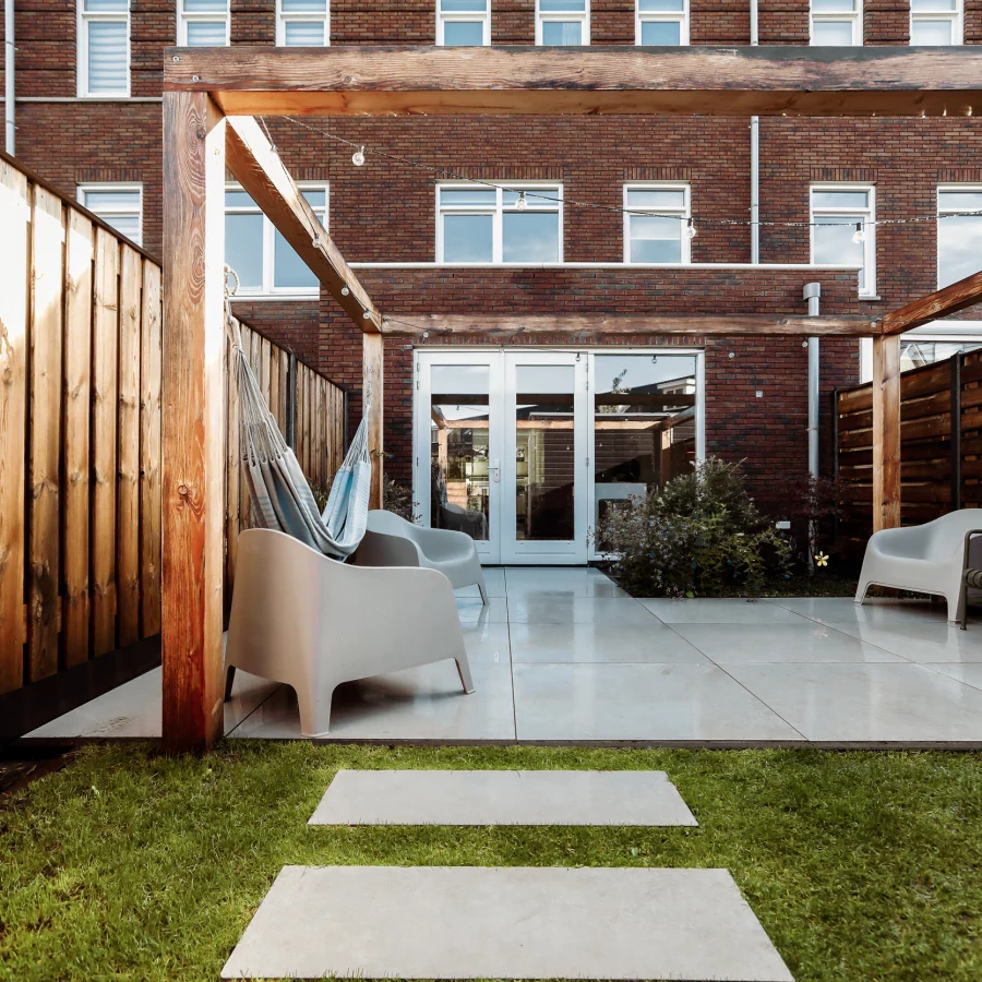 Stadstuin met middenterras, hangmat en grote pergola