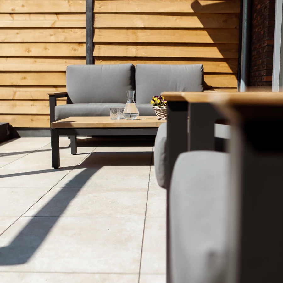 Stadstuin met twee terrassen, lange border en boomstam pergola