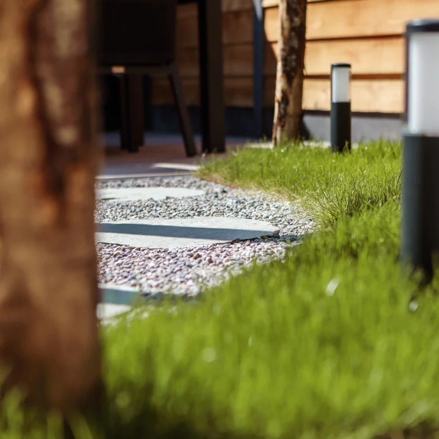 Stadstuin met twee terrassen, lange border en boomstam pergola