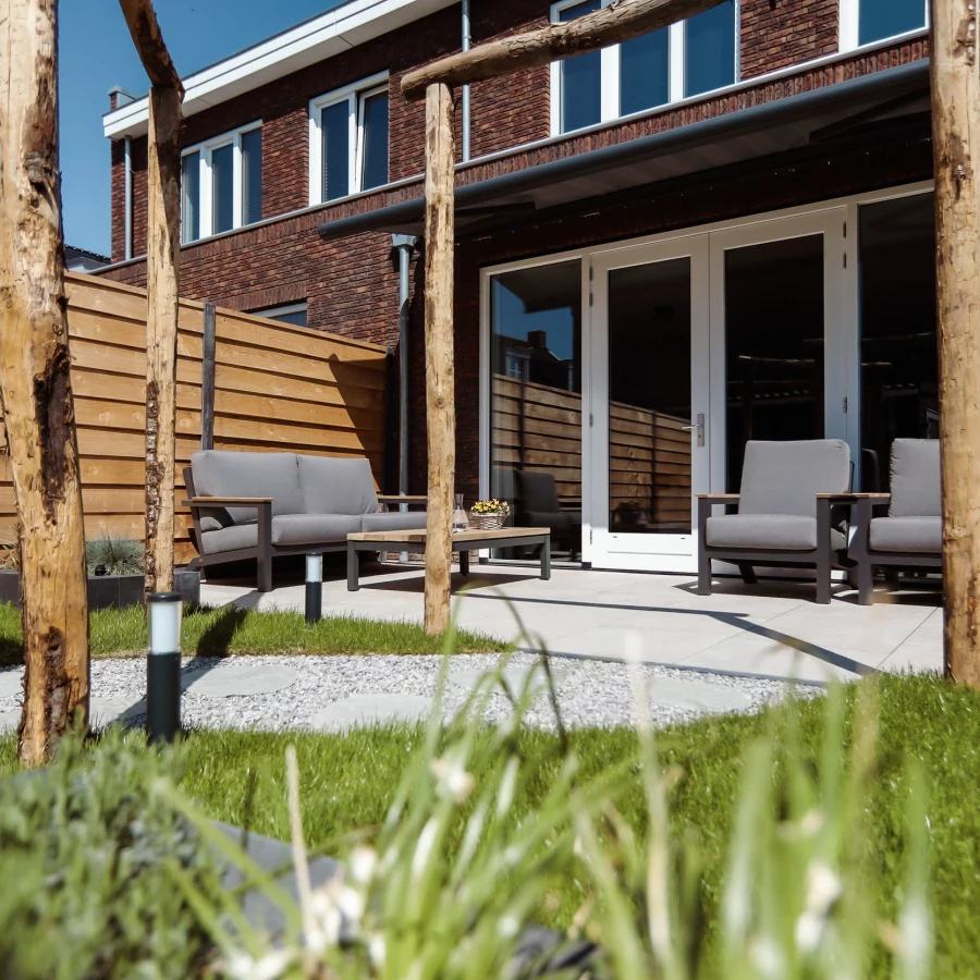 Stadstuin met twee terrassen, lange border en boomstam pergola