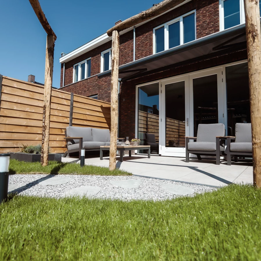 Stadstuin met twee terrassen, lange border en boomstam pergola