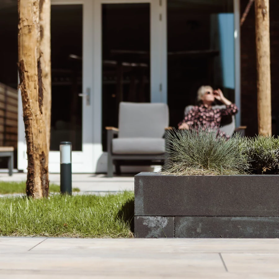 Stadstuin met twee terrassen, lange border en boomstam pergola