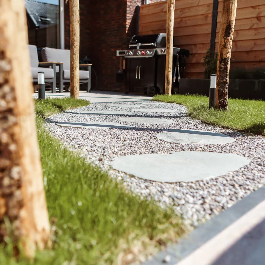 Stadstuin met twee terrassen, lange border en boomstam pergola