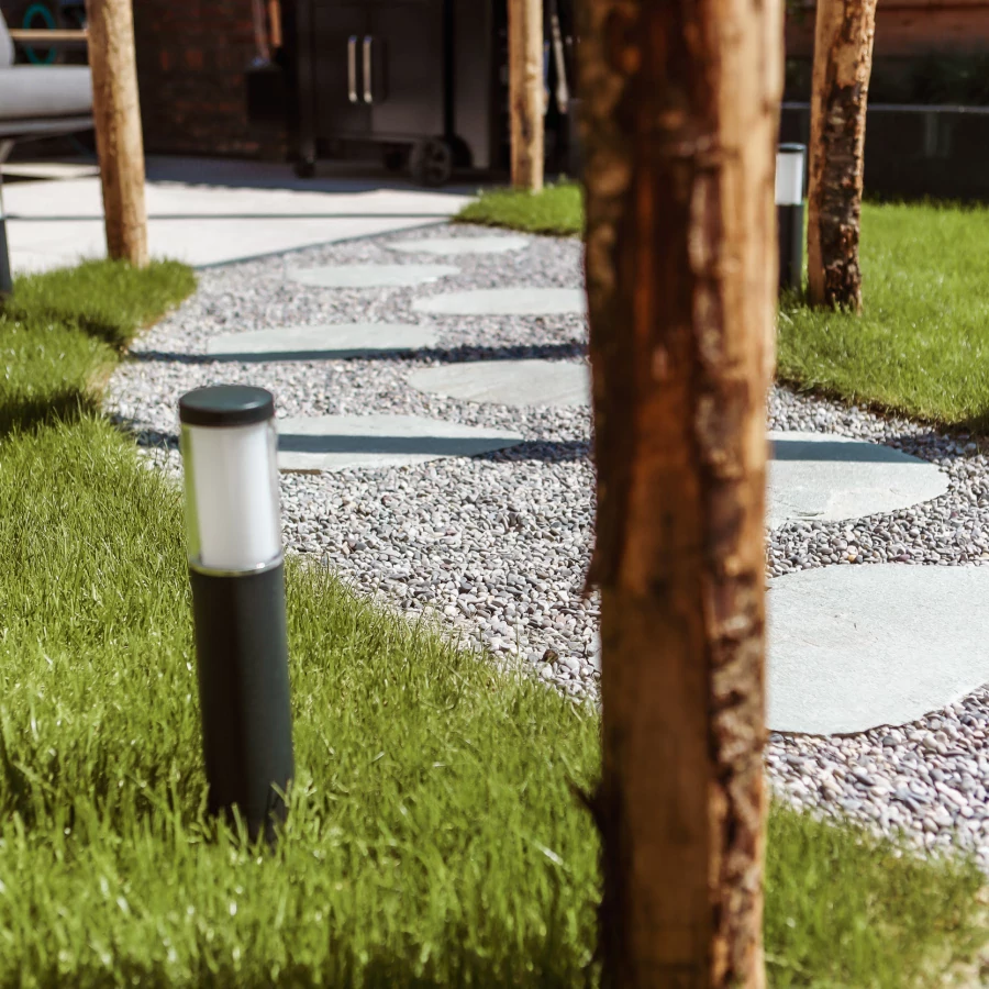 Stadstuin met twee terrassen, lange border en boomstam pergola