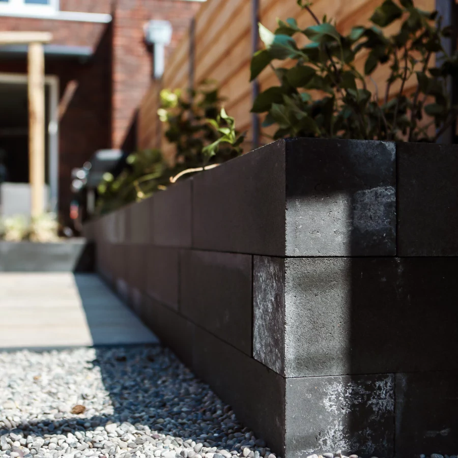 Stadstuin met twee terrassen, lange border en boomstam pergola