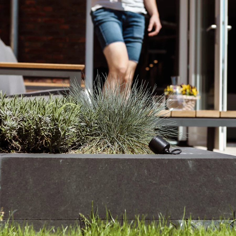 Stadstuin met twee terrassen, lange border en boomstam pergola