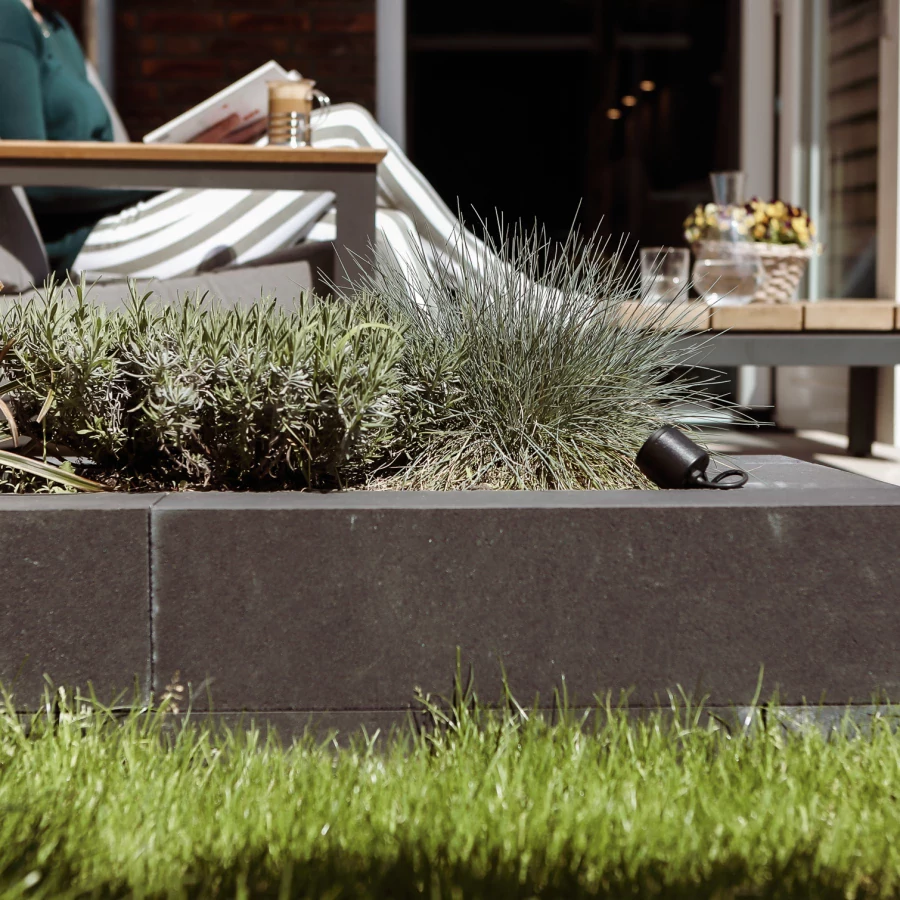 Stadstuin met twee terrassen, lange border en boomstam pergola