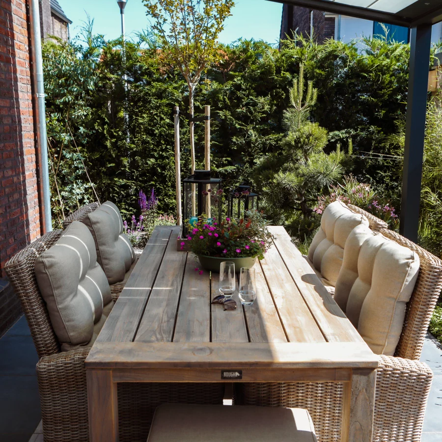 Stadstuin met veel groen rondom de jacuzzi onder een pergola