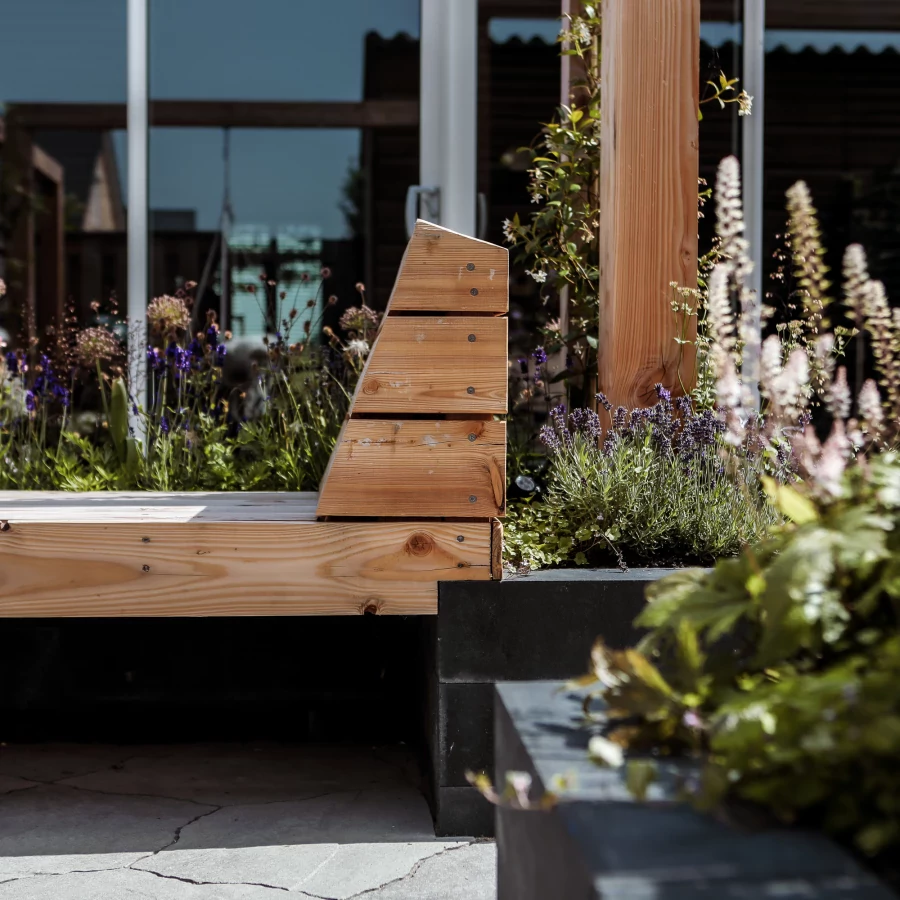 Compacte tuin met veel gezellige zitjes en veel groen