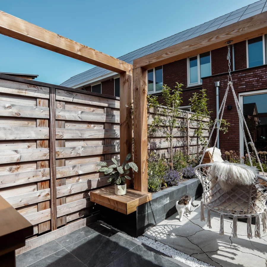 Compacte tuin met veel gezellige zitjes en veel groen