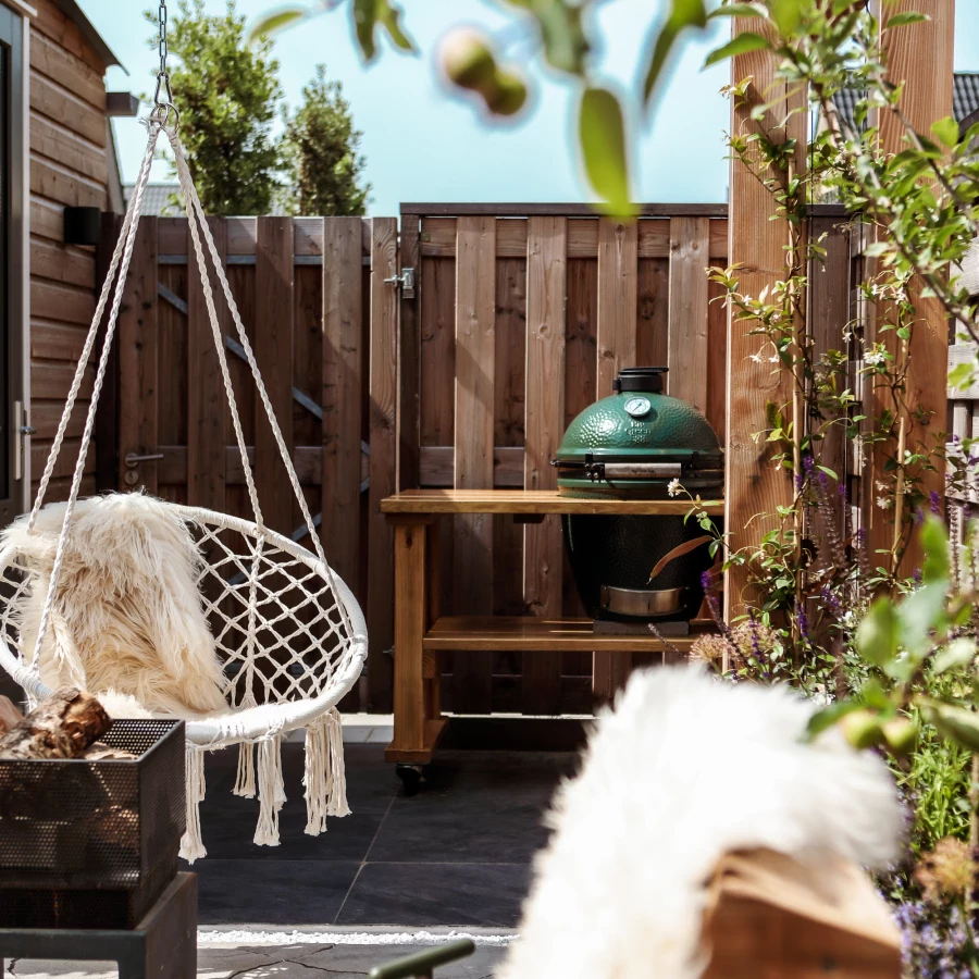 Compacte tuin met veel gezellige zitjes en veel groen