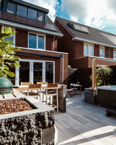 Tuin met jacuzzi, maatwerk bar- en buitenkeuken en overkapping