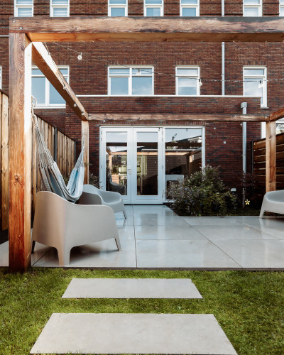 Stadstuin met middenterras, hangmat en grote pergola